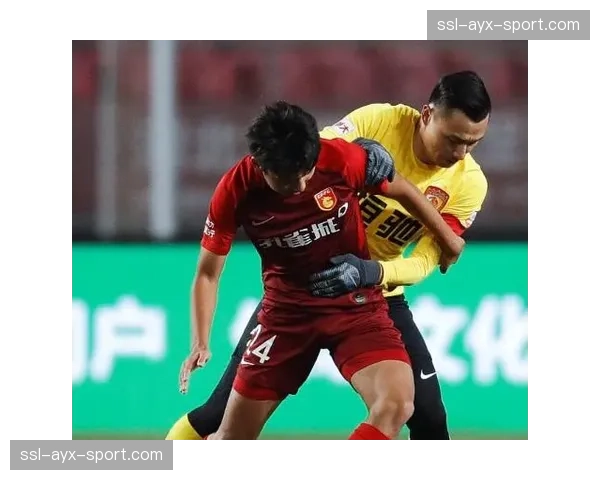 特写:老将史翠克拄拐现身球场,为女儿担任业余教练 特写:老将史翠克拄拐现身球场,为女儿担任业余教练