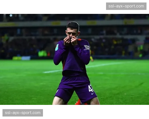 特写：在梅斯塔利亚完成绝杀后，37岁老将加亚跪地亲吻队徽