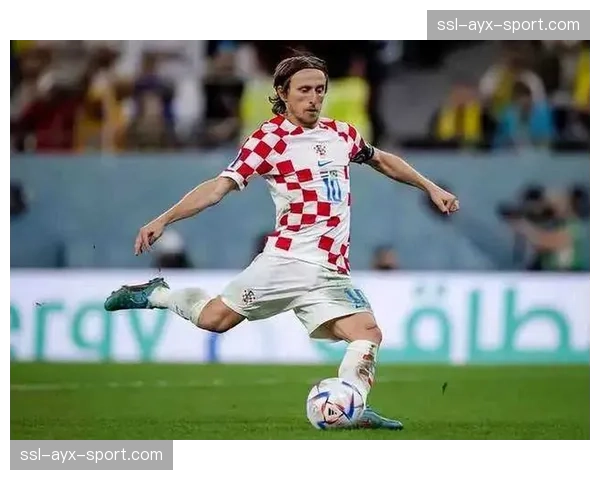 终场哨响，克罗地亚老将莫德里奇跪地掩面：一代中场的英超告别时刻